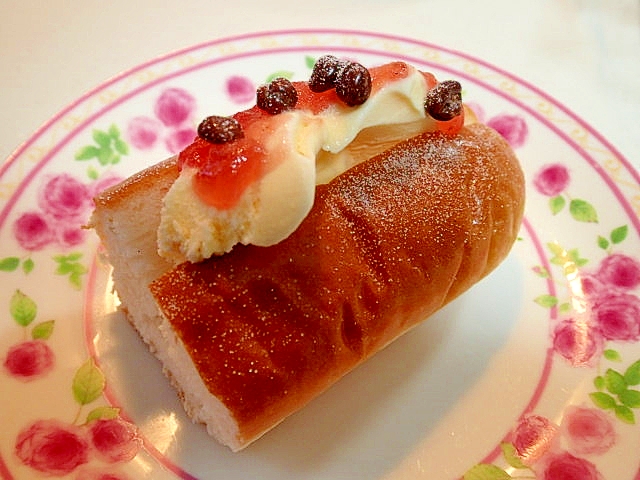 バニラアイスと苺ジャムと麦チョコの味付ロールパン