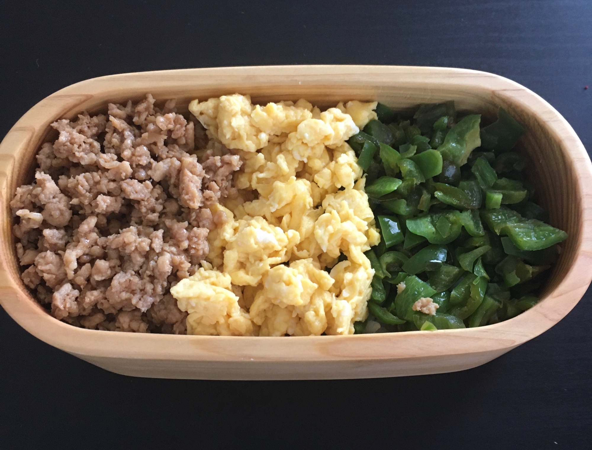 ピーマン入り三色丼