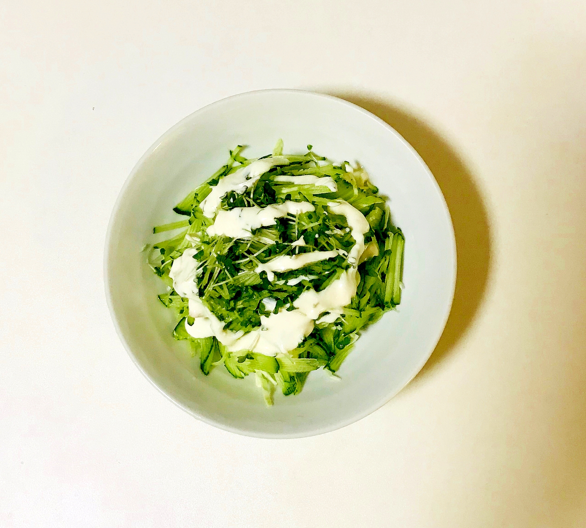 ヨーグルトドレッシングの生野菜サラダ