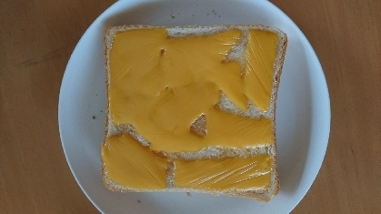 子供からのリクエスト、甘いチーズのトーストだったので参考にさせて頂きました。なるほどチーズをちぎって置くんですね。隅までチーズを堪能できました。