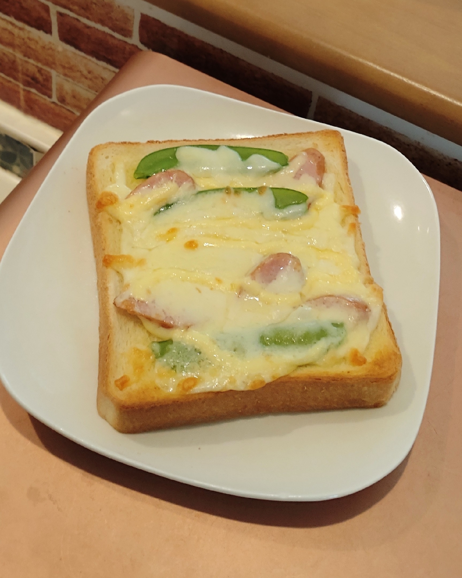 さやえんどうとウインナーのチーズトースト