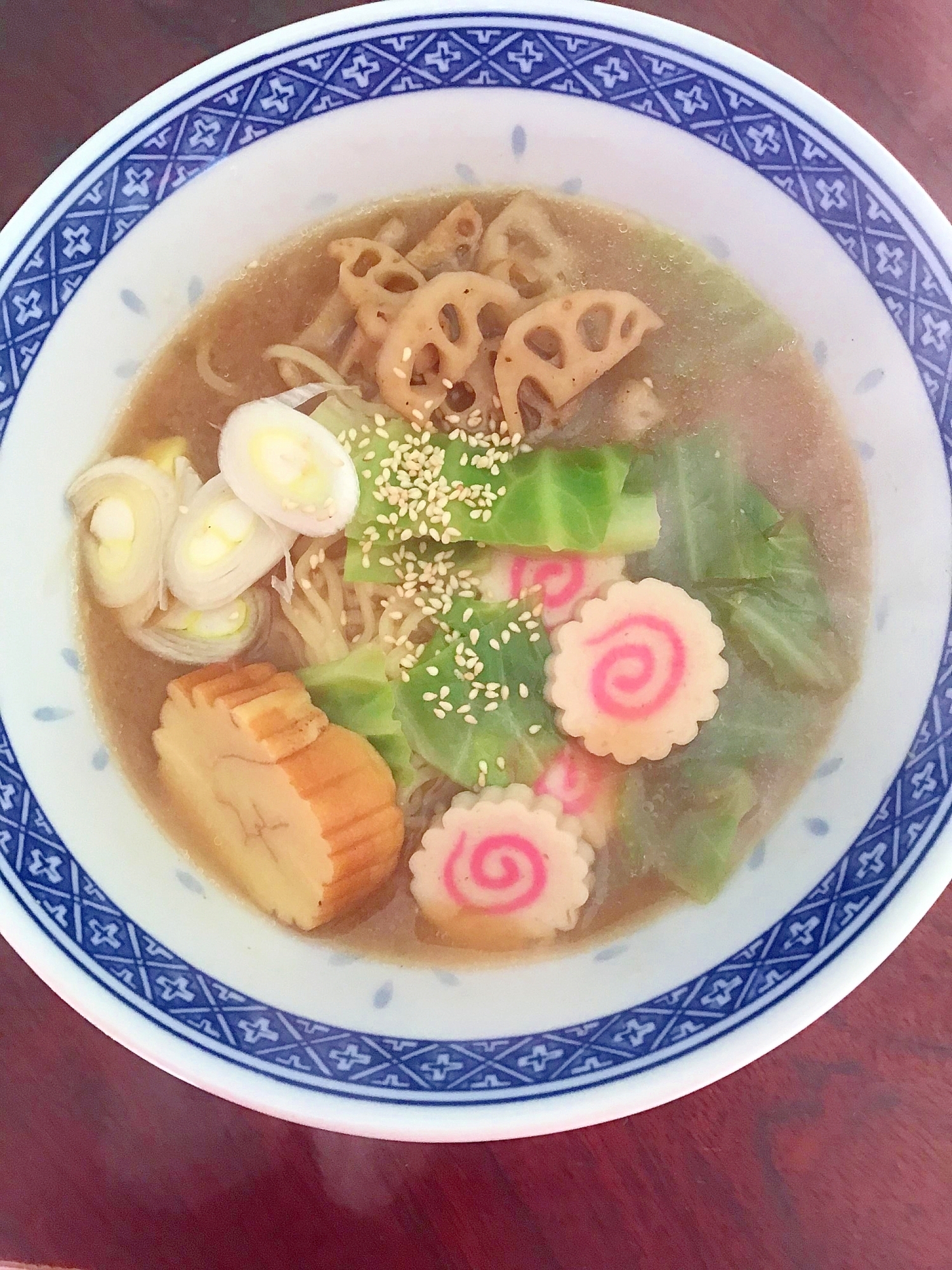 蓮根炒めと鳴門とキャベツと伊達巻きの醤油ラーメン。