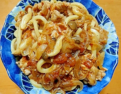 豚肉と玉ねぎとしめしとトマトの焼きうどん