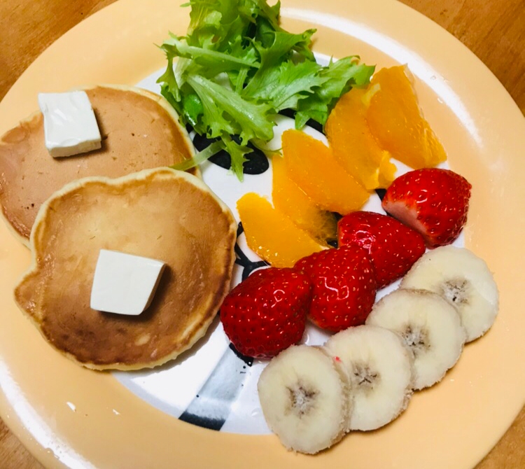 ホットケーキとフルーツの朝ごはん