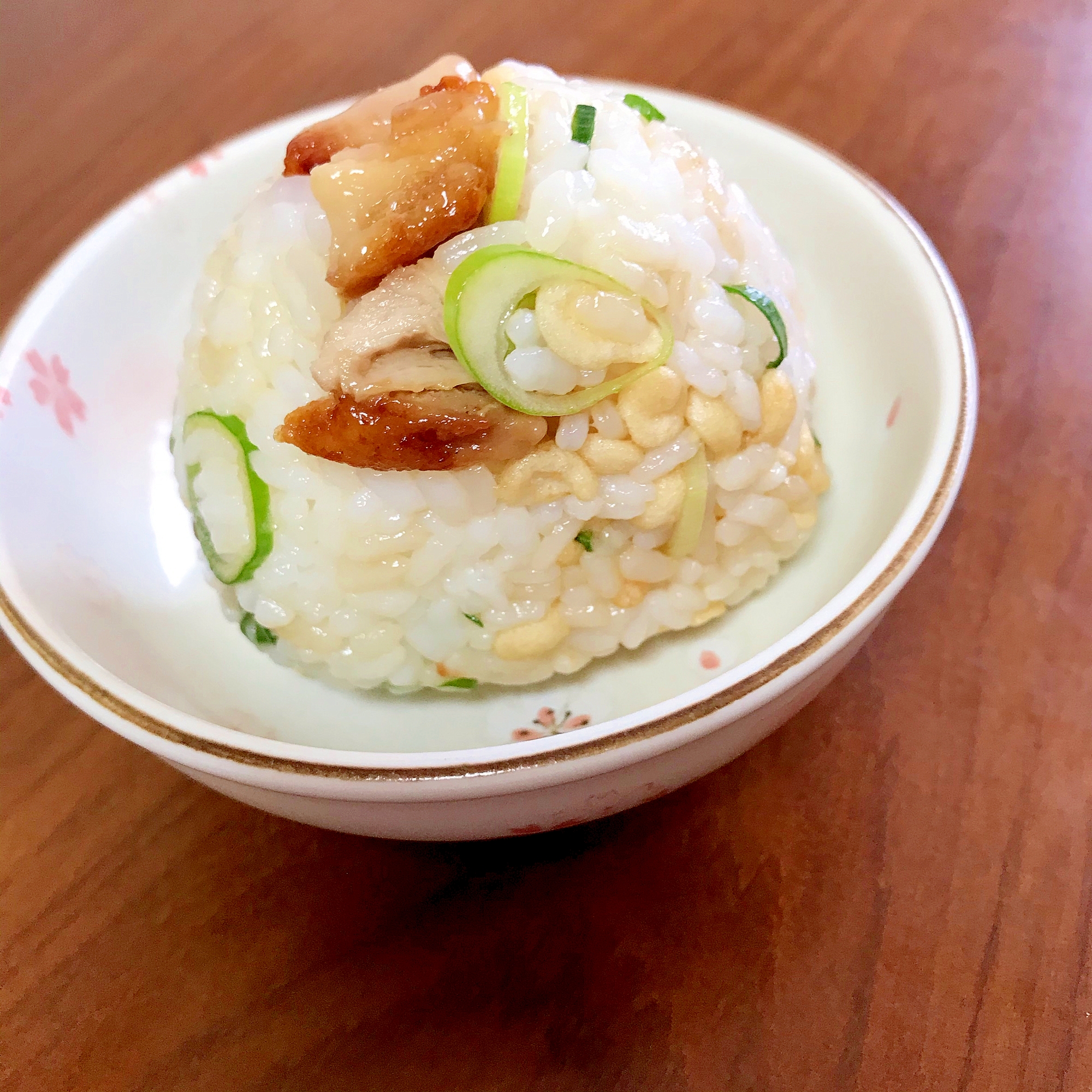 照り焼きチキン、ネギ、あげ玉のおにぎり