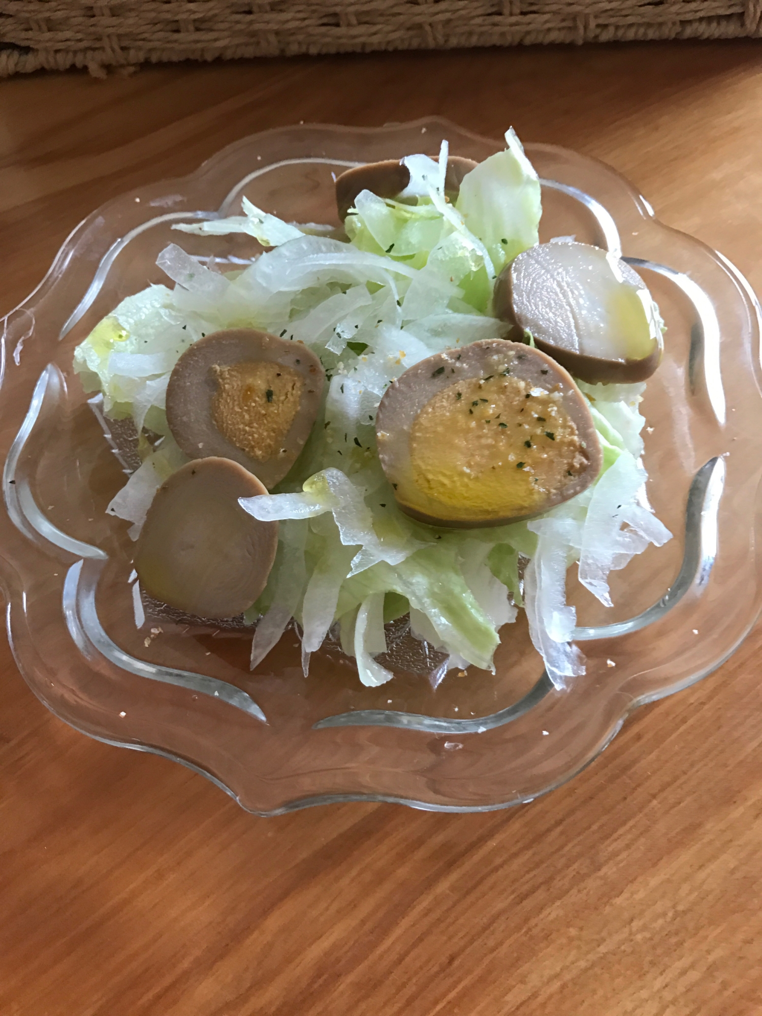 レタスと玉ねぎ、燻製卵のサラダ