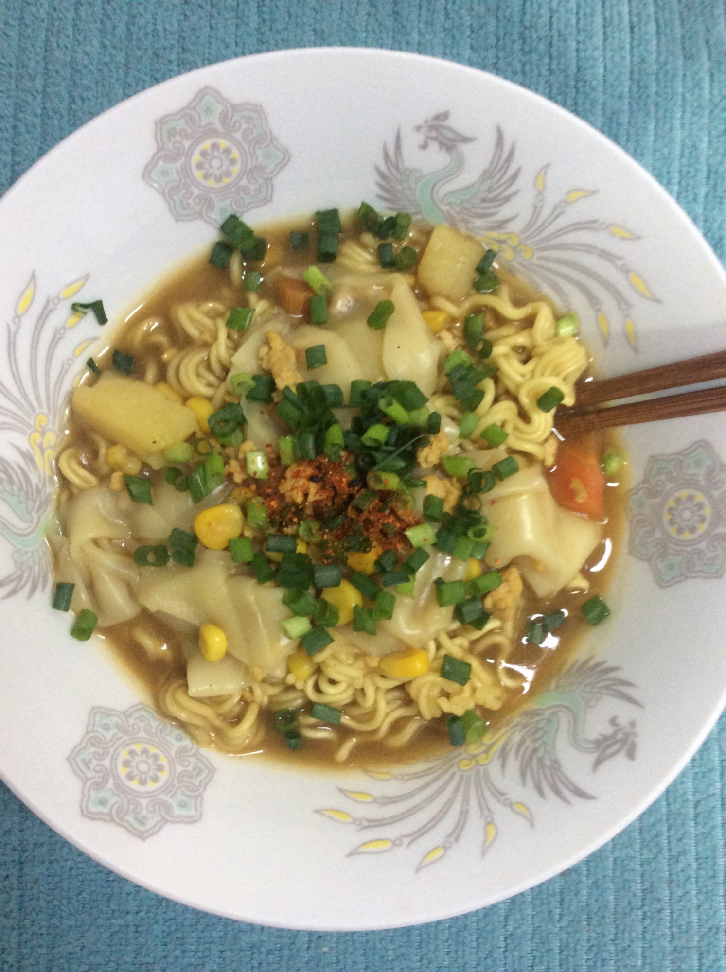 餃子の皮でワンタン風♪カレーラーメン