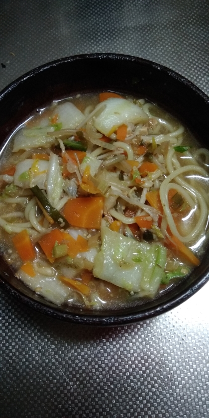 残り物野菜も入れて、野菜味噌ラーメンに。
お家で味噌ラーメンが簡単にできて嬉しいです。美味しい！