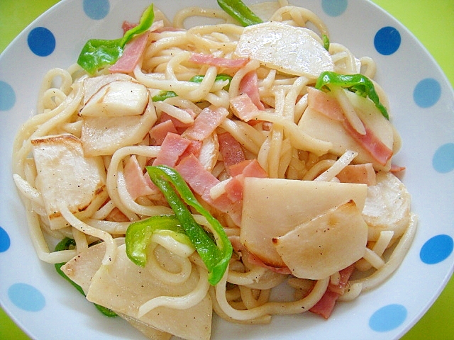 カブとベーコンの焼きうどん