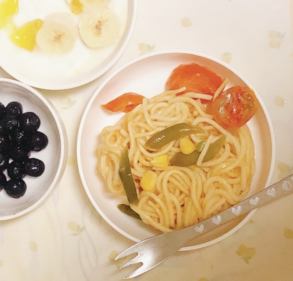 あけぼのマジックさんෆ˚*グリーンとレッドのゴージャスなパスタ、シェフみたい！すごい(｡^ ᢦ ^｡)♡周りにいろいろ置いてみました笑