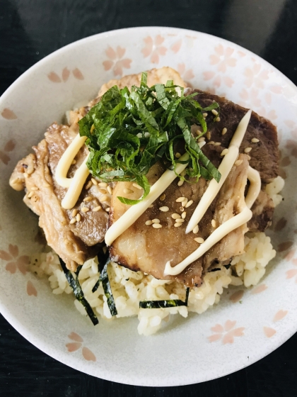 レシピを参考にして作ってみました。チャーシューと焼肉のタレ、マヨネーズでしっかり食べ応えのある丼ですね。海苔とゴマの風味が効いていて美味しくいただけました。