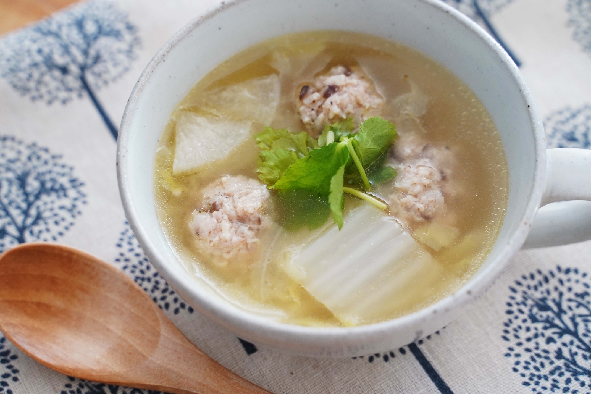 ホッとする味☆白菜と鶏団子のスープ