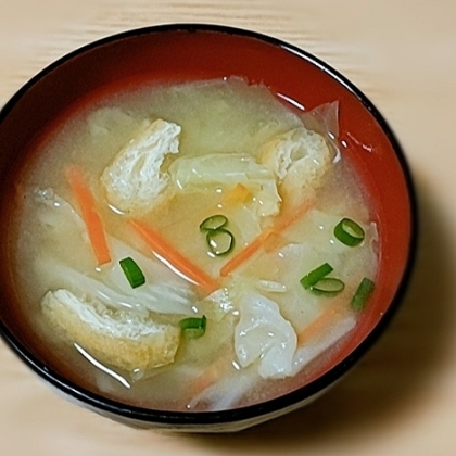 キャベツと油揚げと人参とネギのお味噌汁