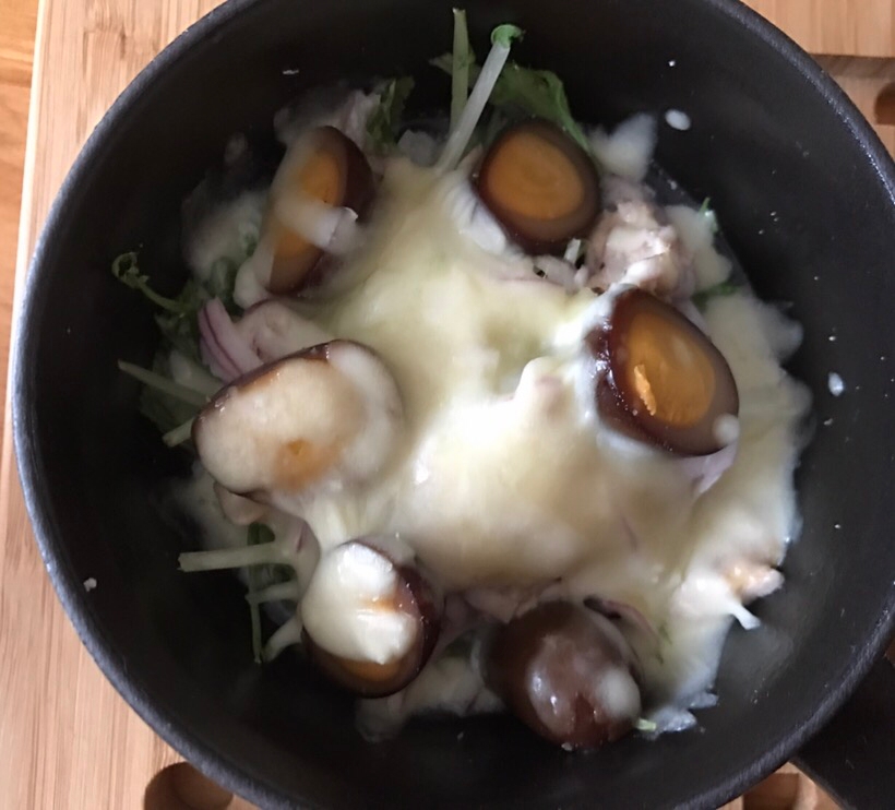 水菜とツナ、燻製うずら卵のチーズグラタン