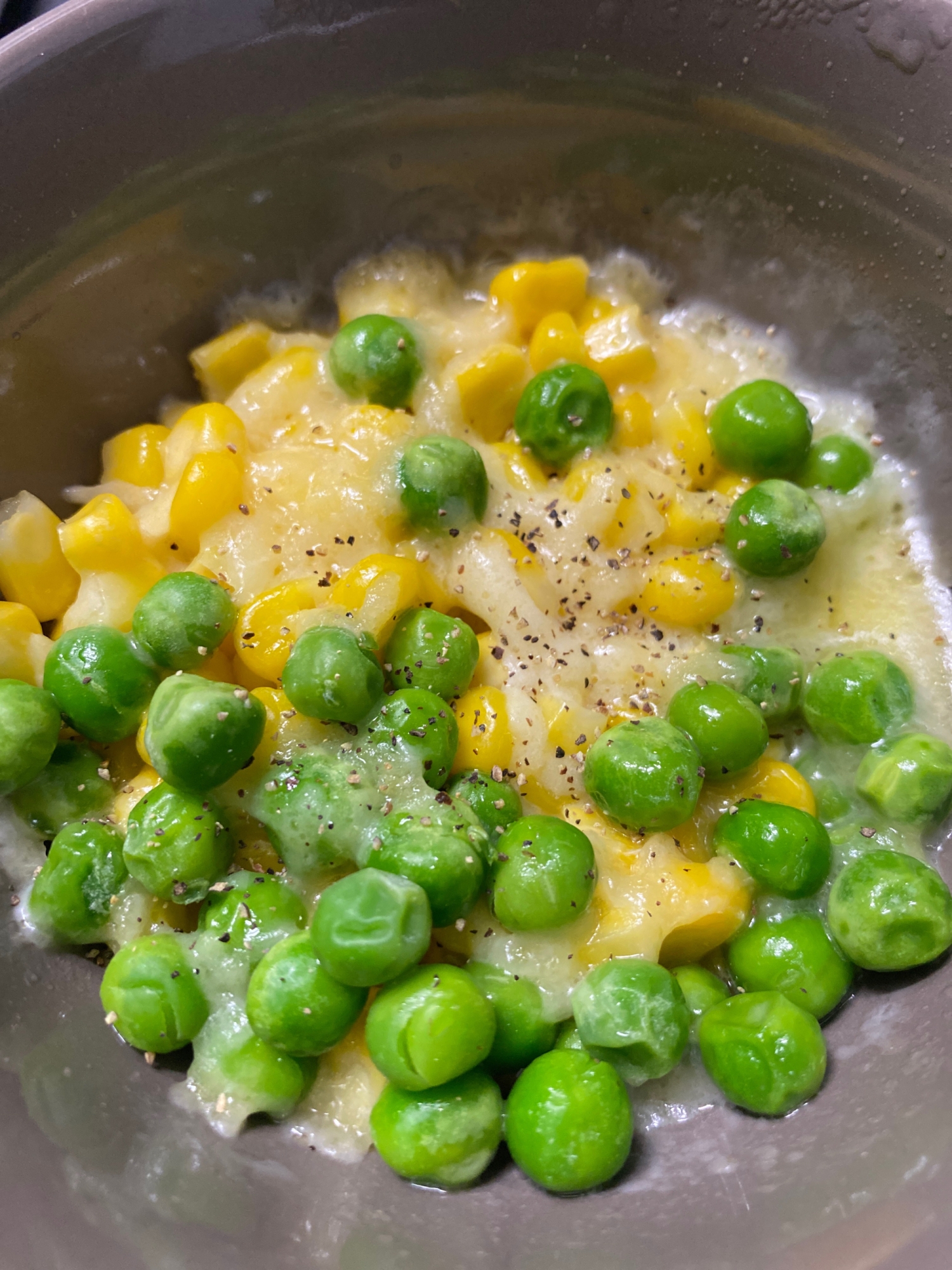 レンジで簡単☆グリンピースとコーンのチーズ焼き