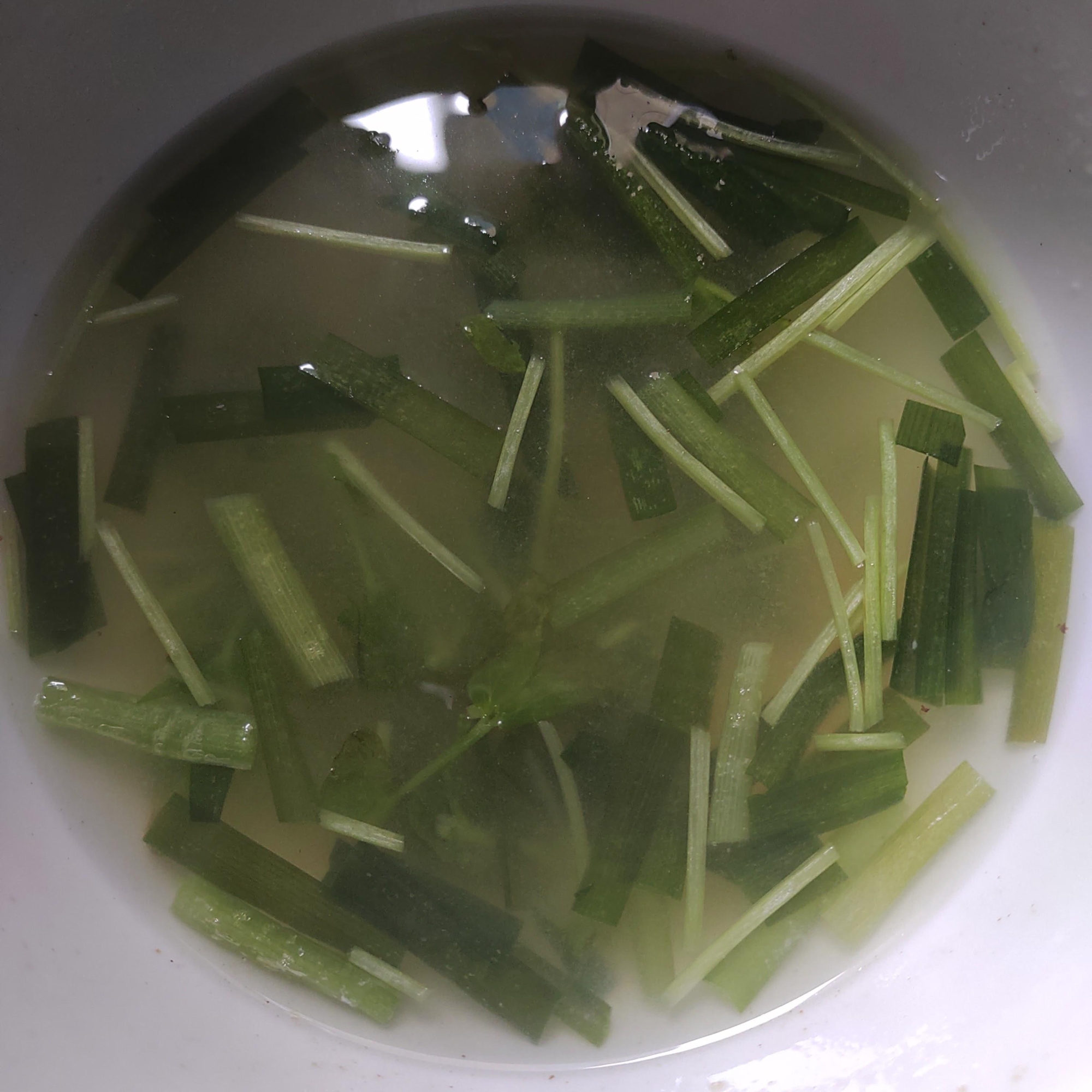 豆苗とにらの味噌汁