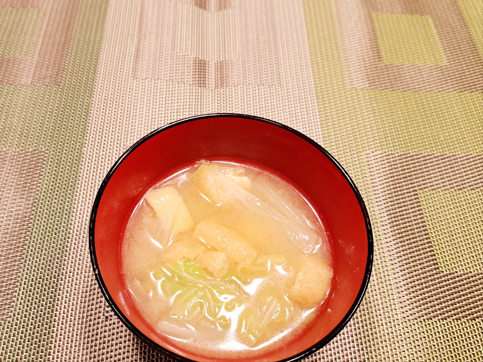 ほんのり甘い！白菜と油揚げのおみそ汁