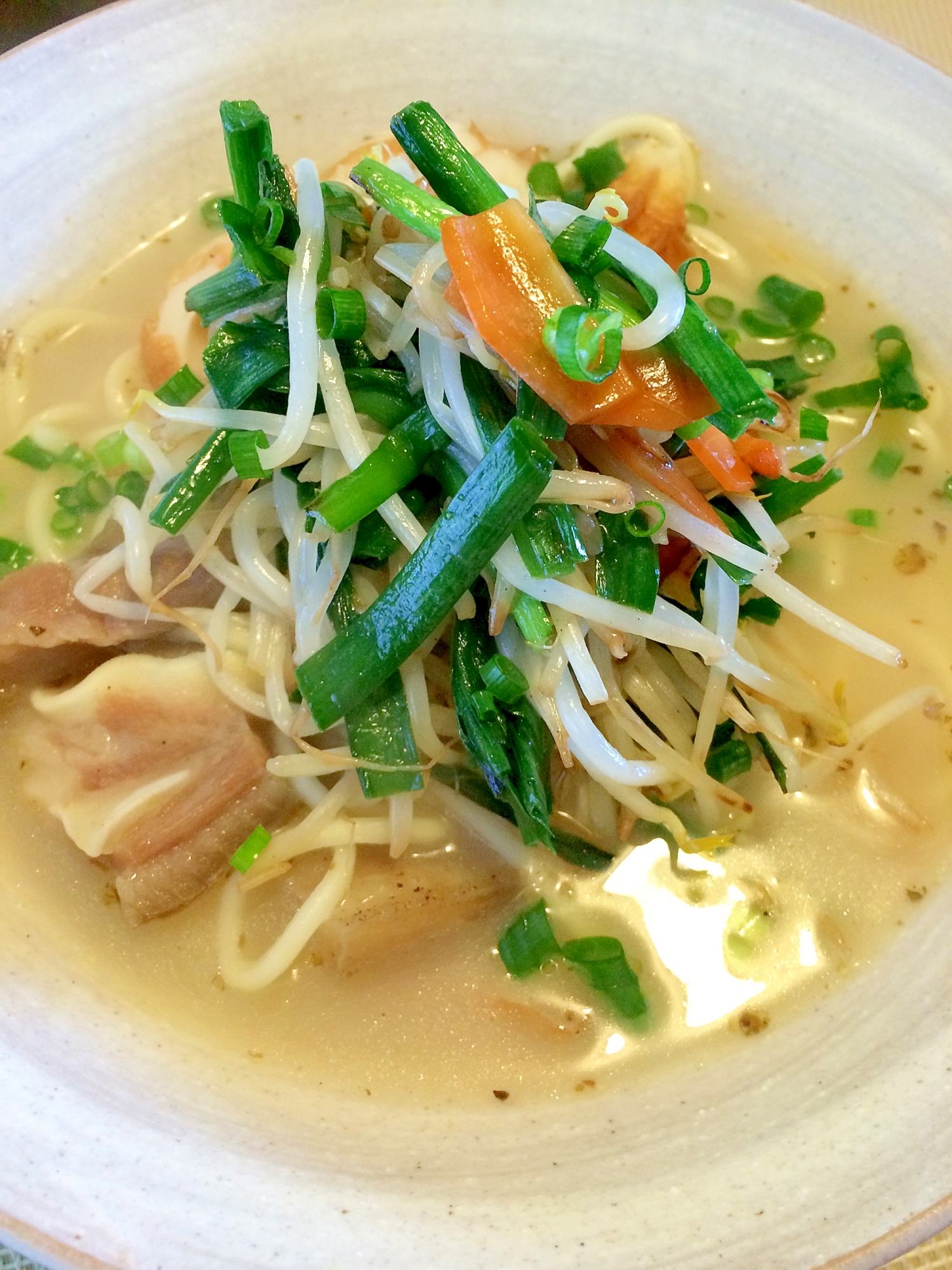 ニラもやし炒めのっけラーメン