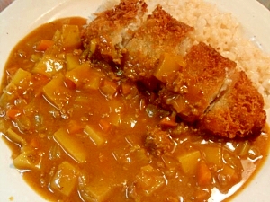 挽肉とみじん切り野菜で速攻カレー●白身魚フライ乗せ