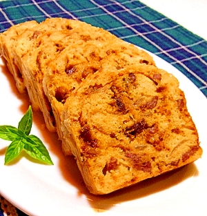 白い皿に盛られたサラミとドライトマトのケークサレ