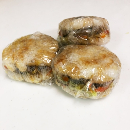 ラップを使って、豚の焼肉ライスバーガー