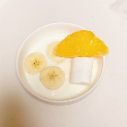 バナナとなつみとマシュマロのヨーグルト