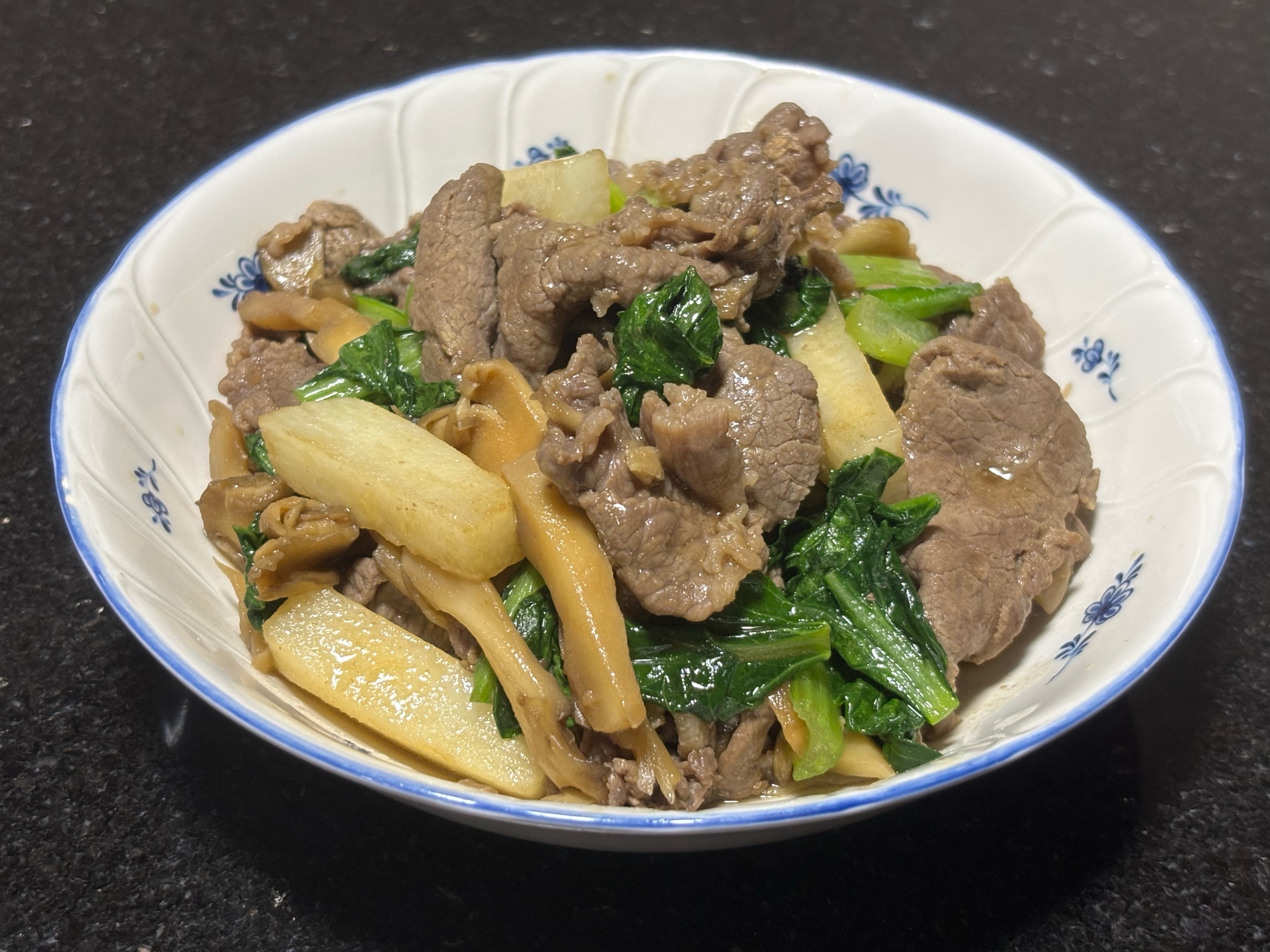 お肉は脇役⁈小松菜・舞茸・長芋と牛肉炒め