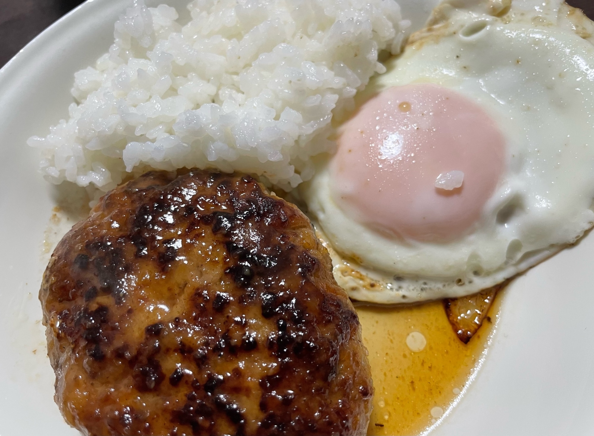 ハンバーグと目玉焼きのワンプレートご飯