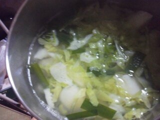 薄切り筍と春キャベツのスープ