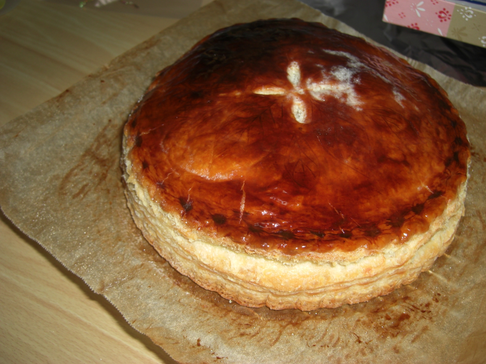 ベーキングシートの上にのせた、アップルパイ