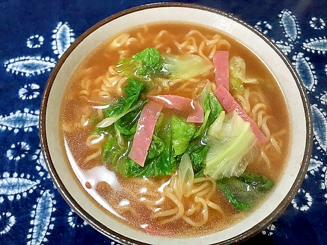 サニーレタスとハムと長ネギの味噌ラーメン