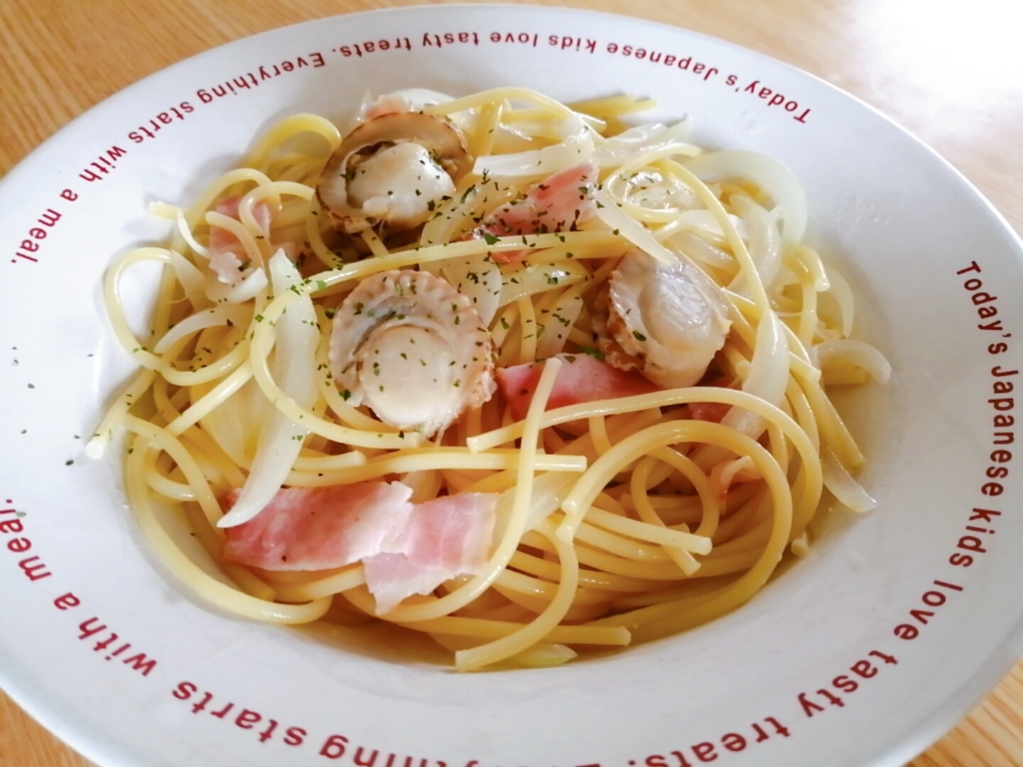 ホタテと玉ねぎとベーコンのコンソメパスタ