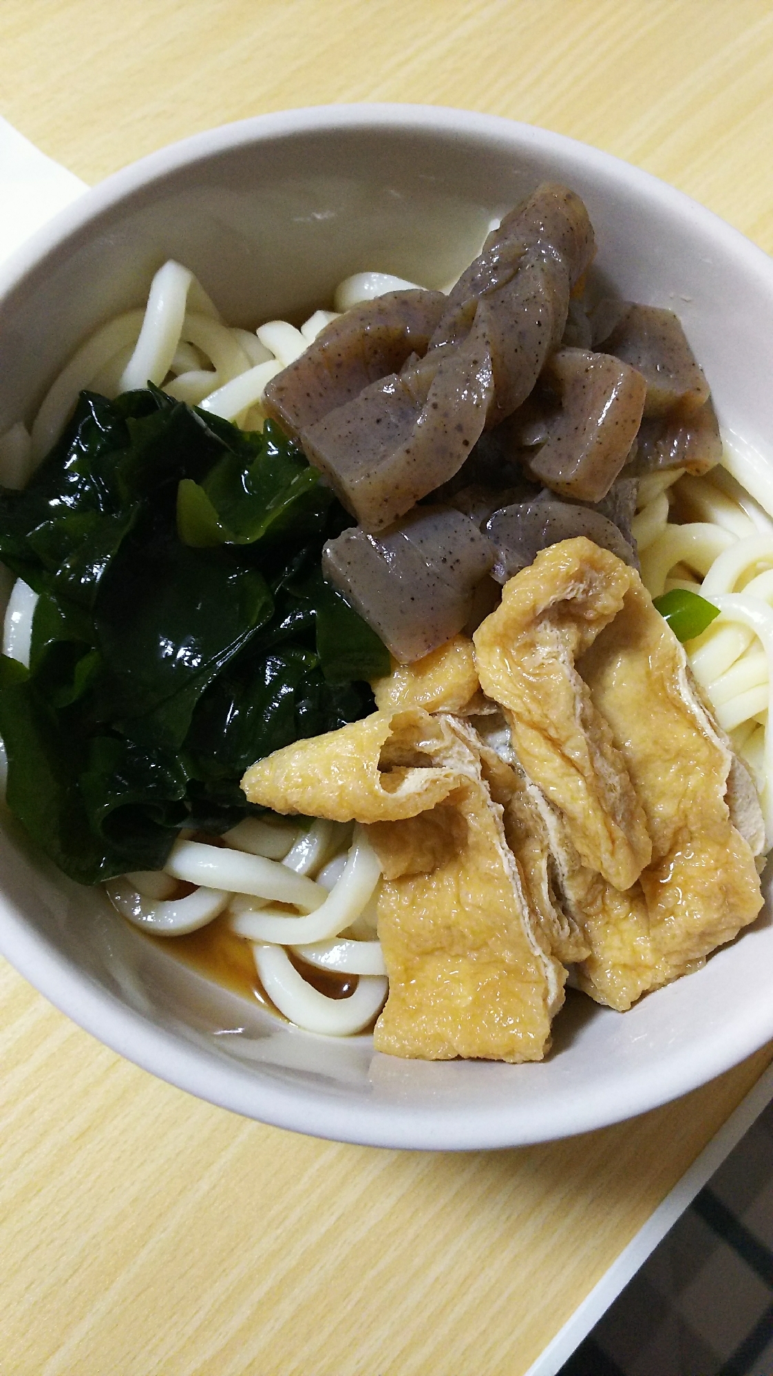 わかめとこんにゃくと揚げの冷やしうどん