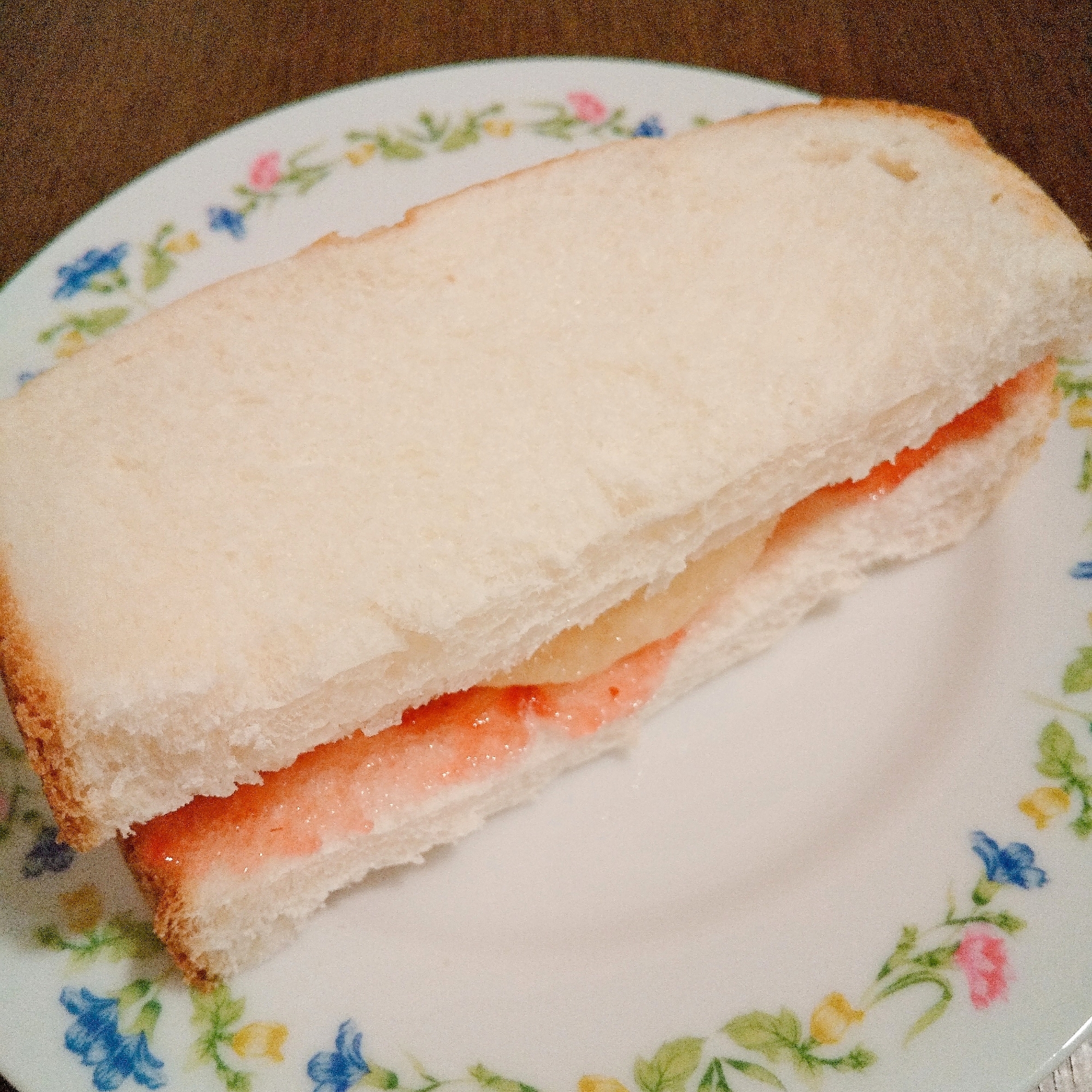 桃とイチゴジャムのサンドイッチ