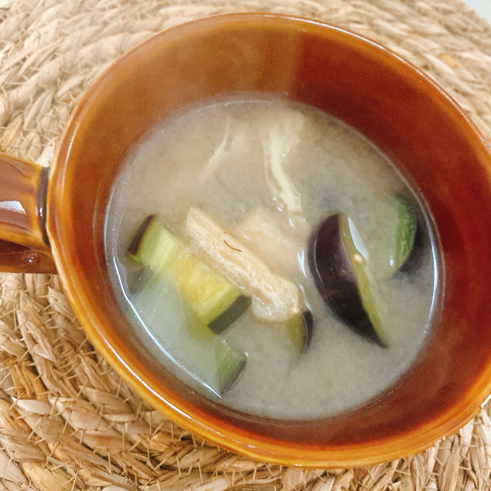 油揚げと茄子の味噌汁