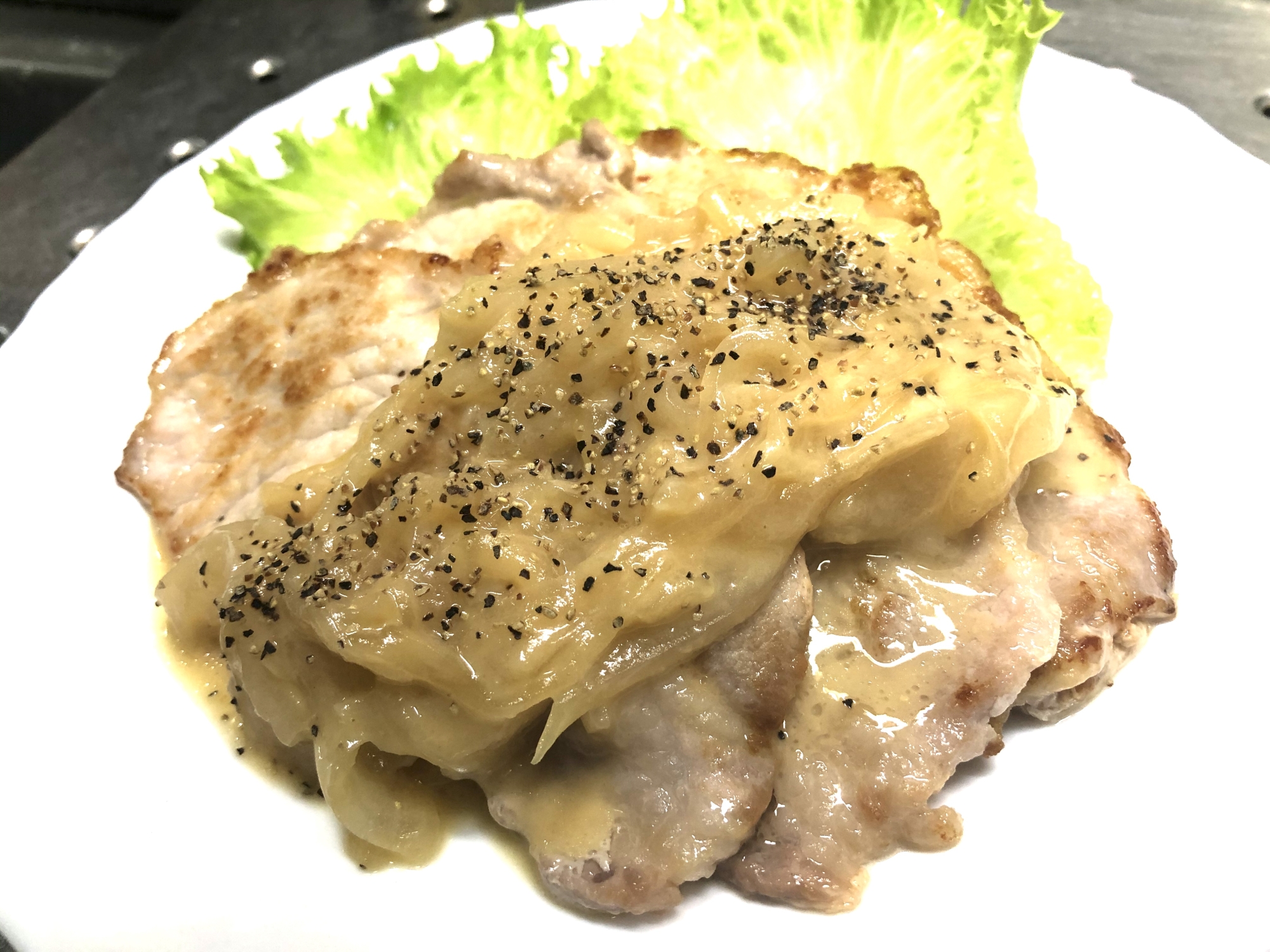 豚肉の味噌チーズソースかけ