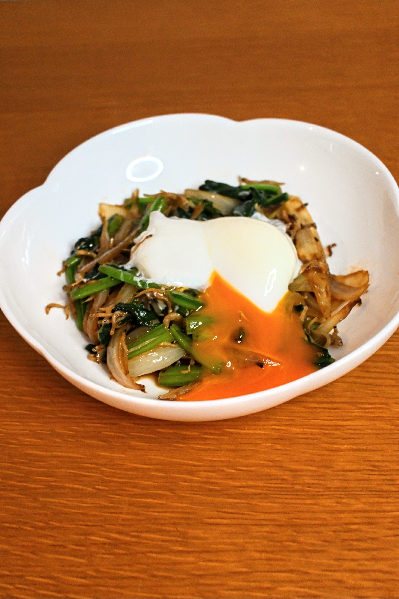 ほうれん草と玉ねぎのじゃこ炒め、温玉のせ