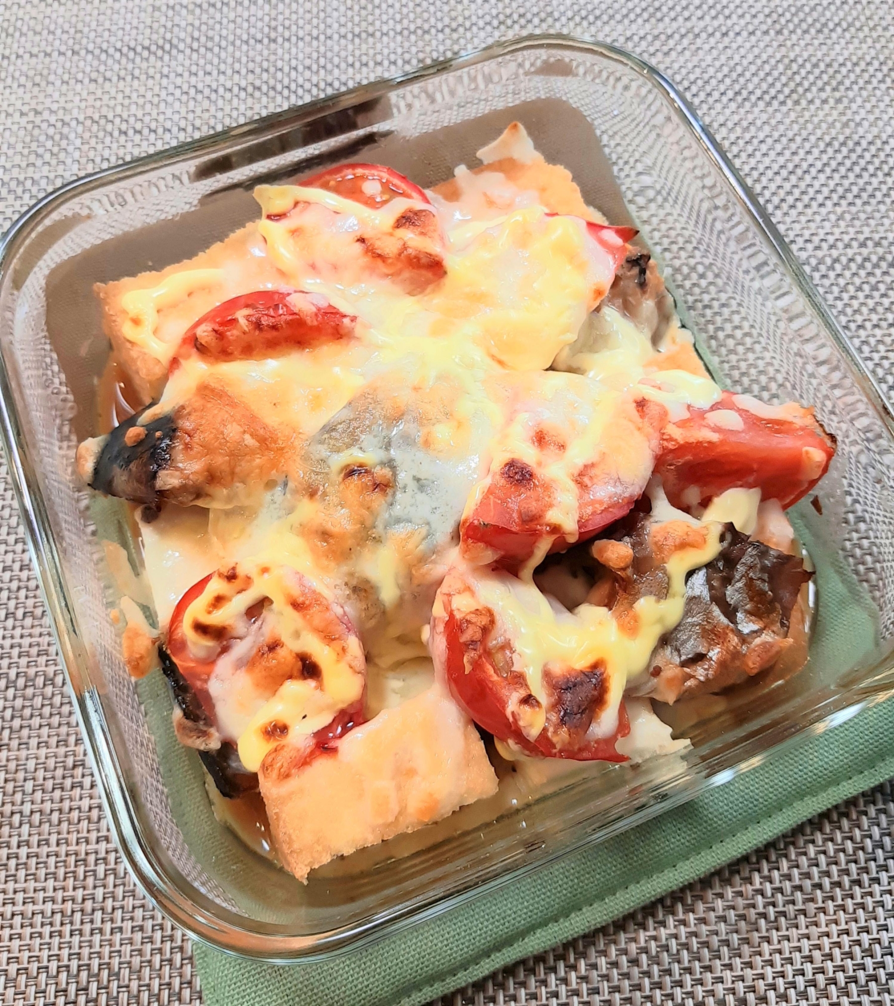 サバ缶とトマトと厚揚げのチーズ焼き【国産チーズ】