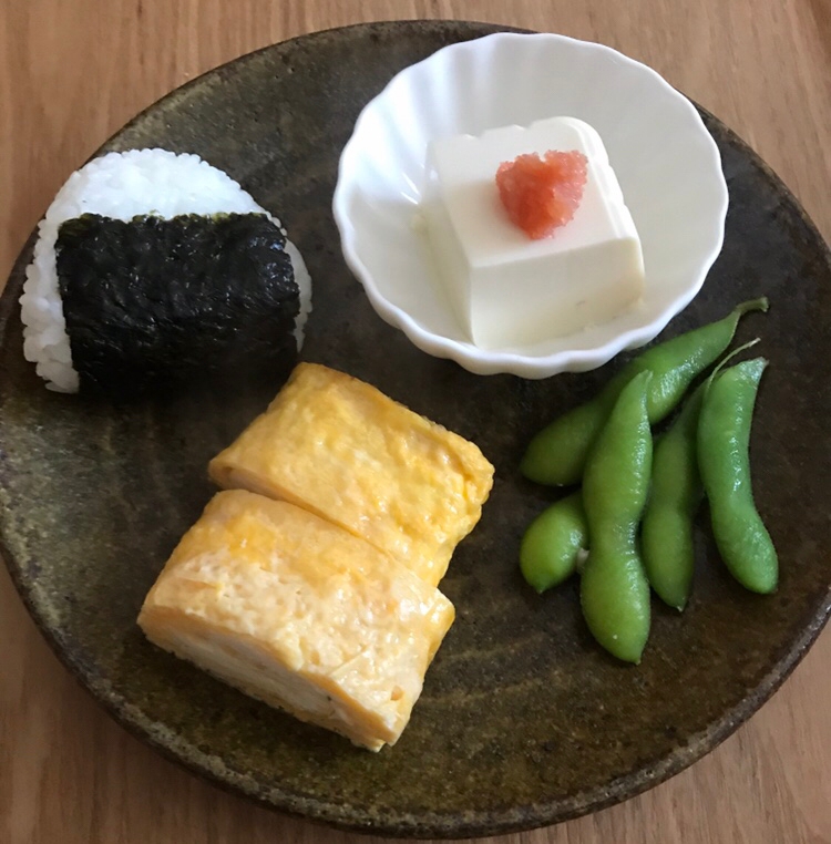 海苔巻きおむすびと卵焼き、枝豆、冷奴の朝ごはん