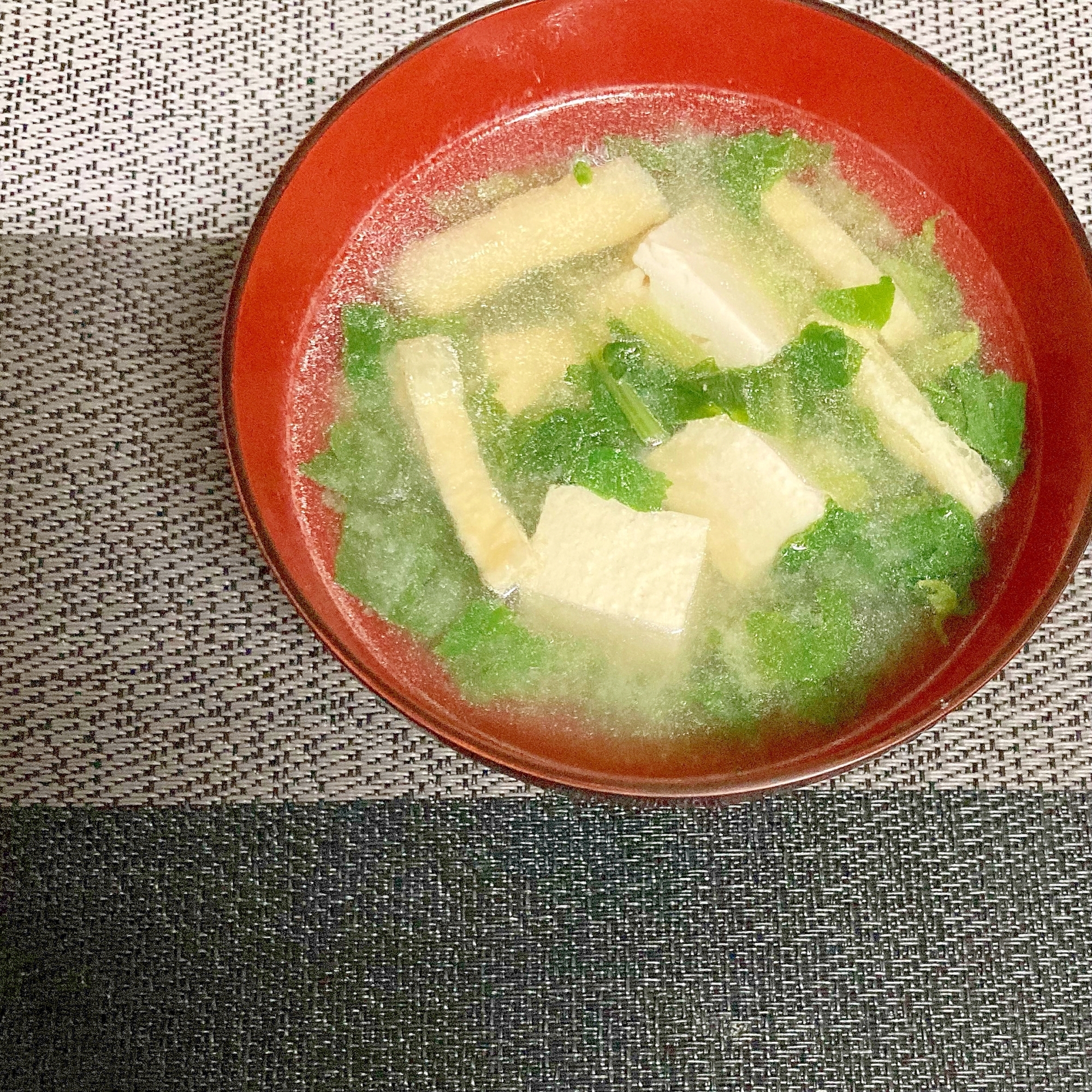葉大根と油揚げと豆腐の味噌汁