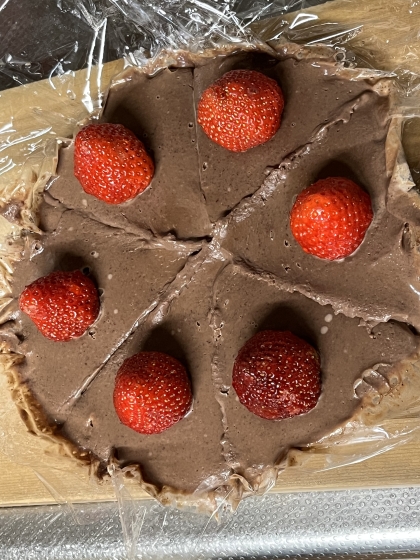 丸型にラップを敷いて作ってみました。いちごが有ったのでトッピング。わりと簡単に作れて美味しかったです