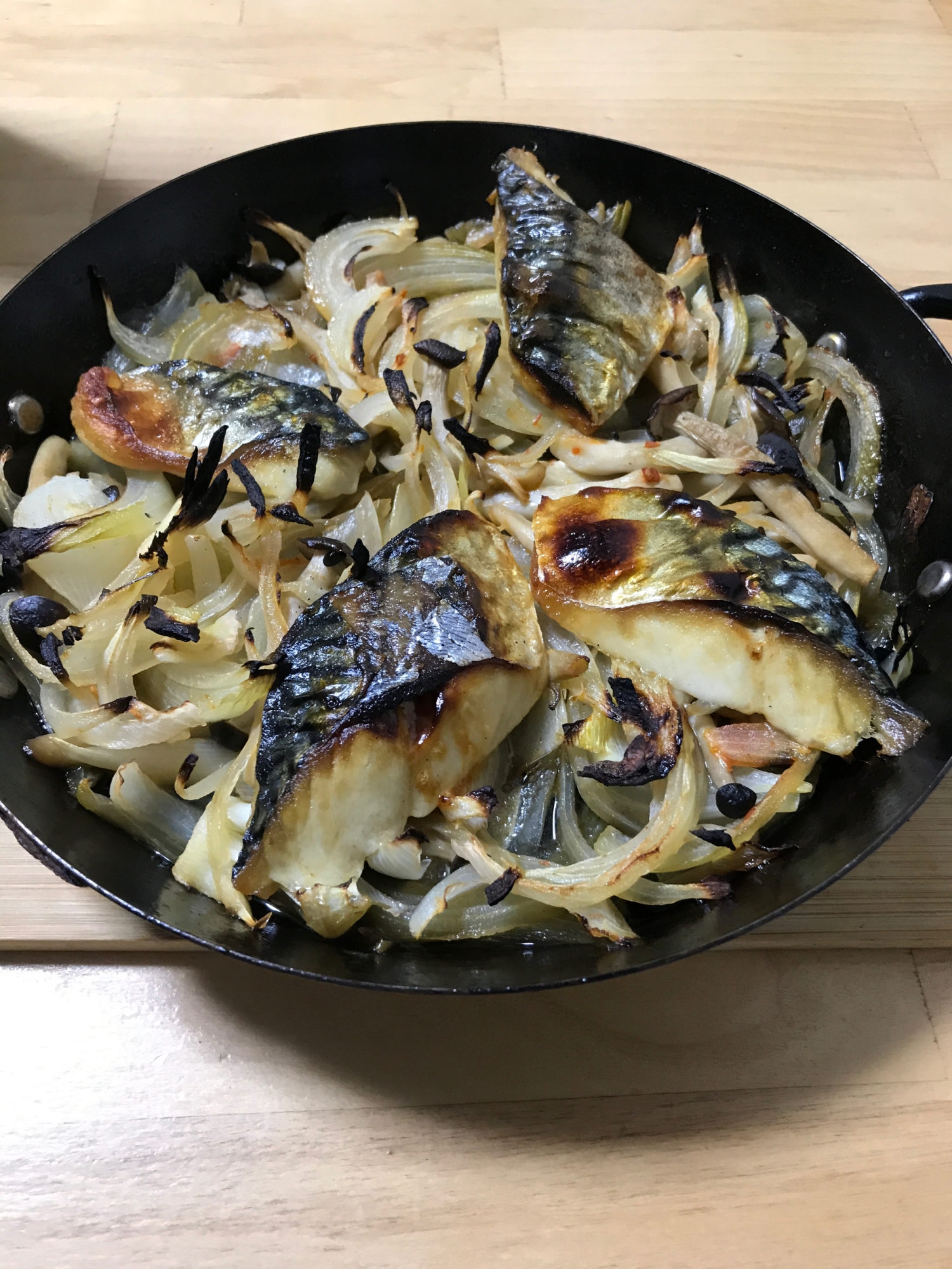 魚焼きグリルでこんがり、ピリ辛玉ねぎ鯖焼き