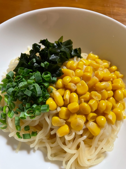 コーンとわかめとねぎのざるラーメン