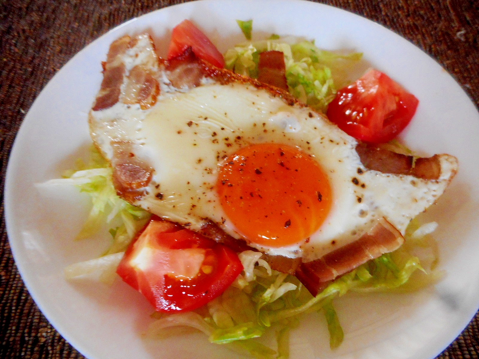 ベーコンとレタスの目玉焼きサラダ