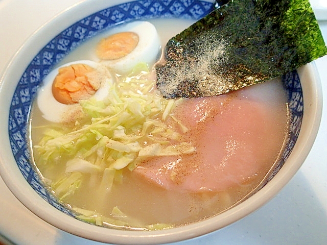 ハム・ゆで卵・キャベツ・海苔のっけて豚骨ラーメン