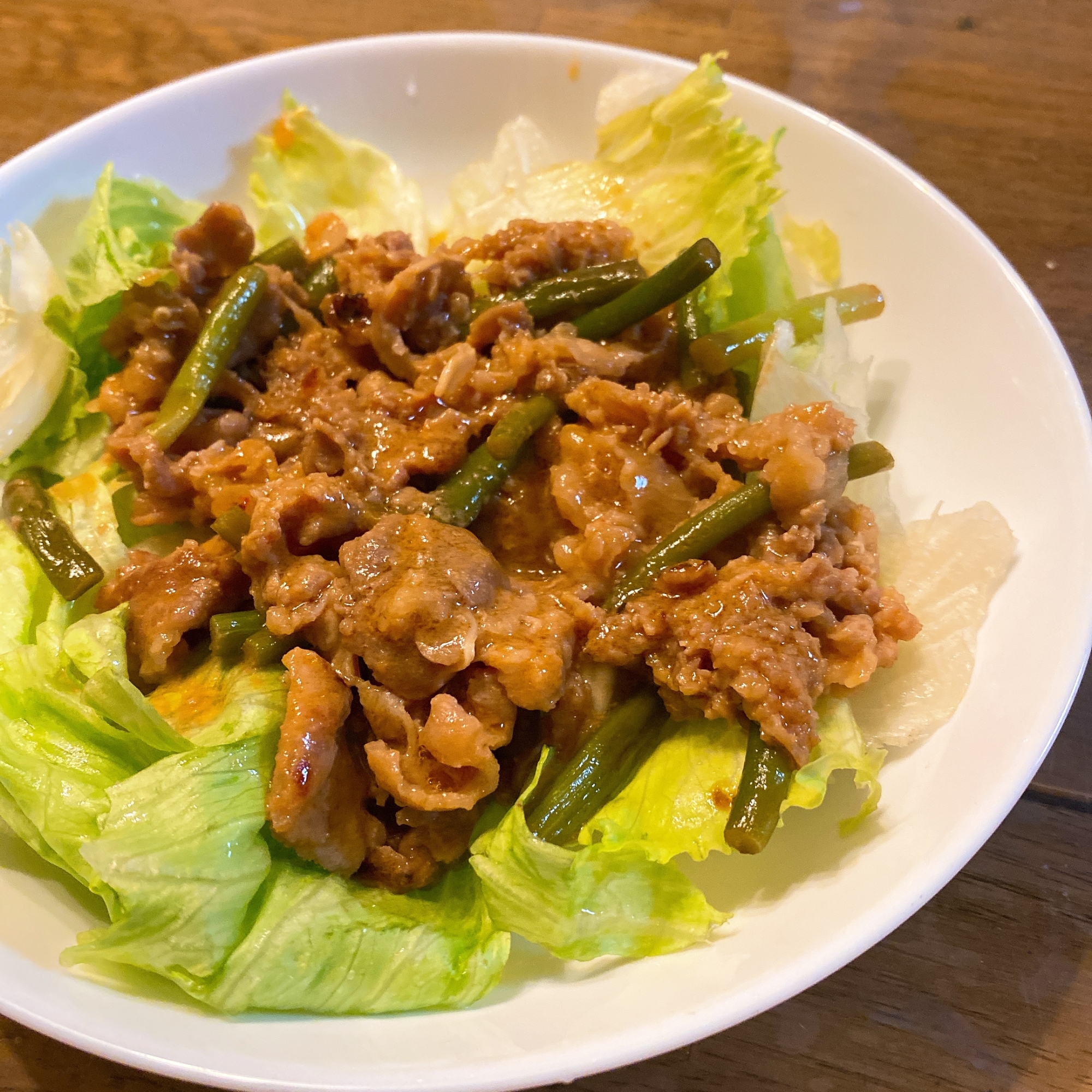 牛肉とニンニクの芽のレタス巻き