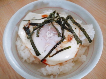 ちりめんじゃこと目玉焼きのスパイス丼