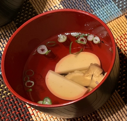 椎茸とかまぼこのお吸い物