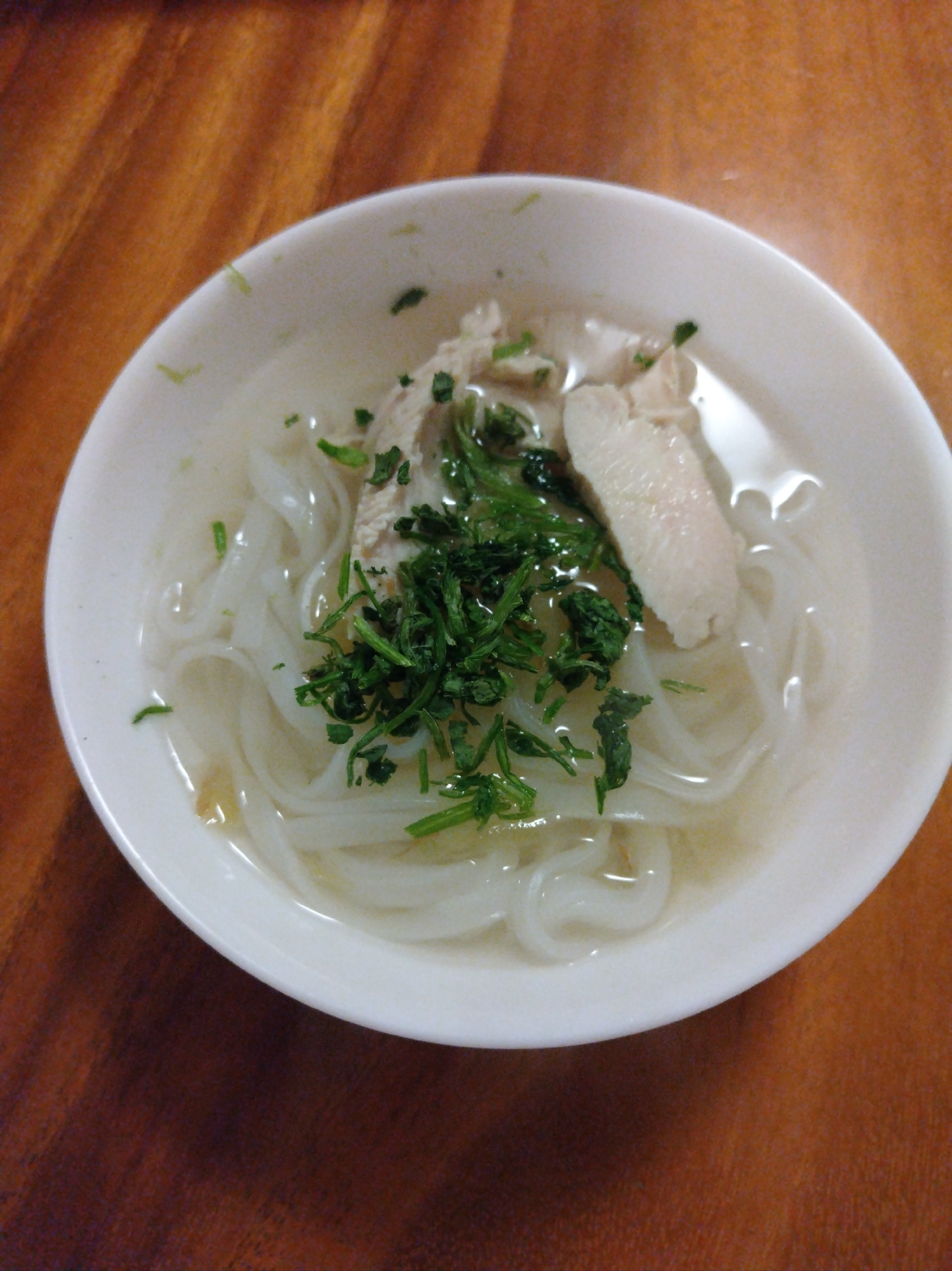 鶏のフォー 乾燥パクチーのせ