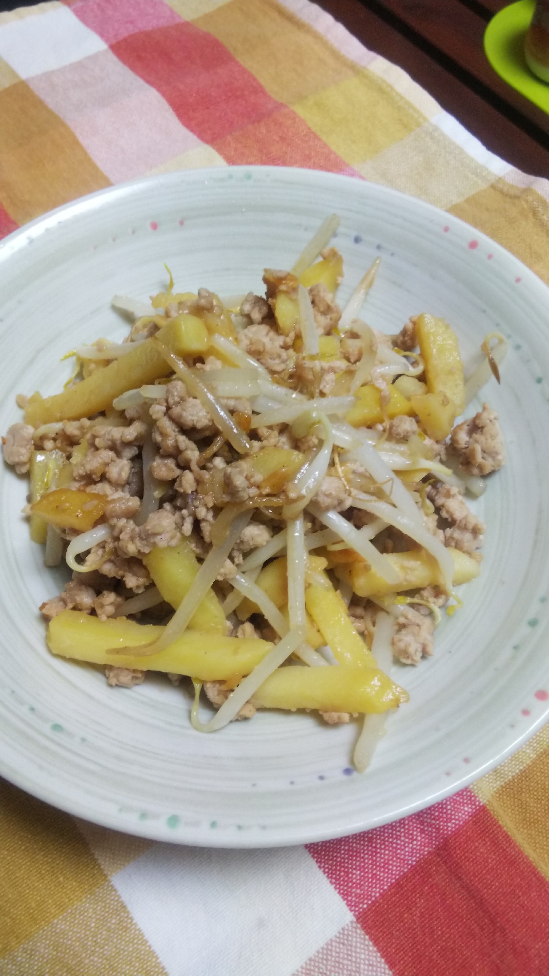 冷凍ポテトで☆ひき肉とモヤシ・ポテトのソテー